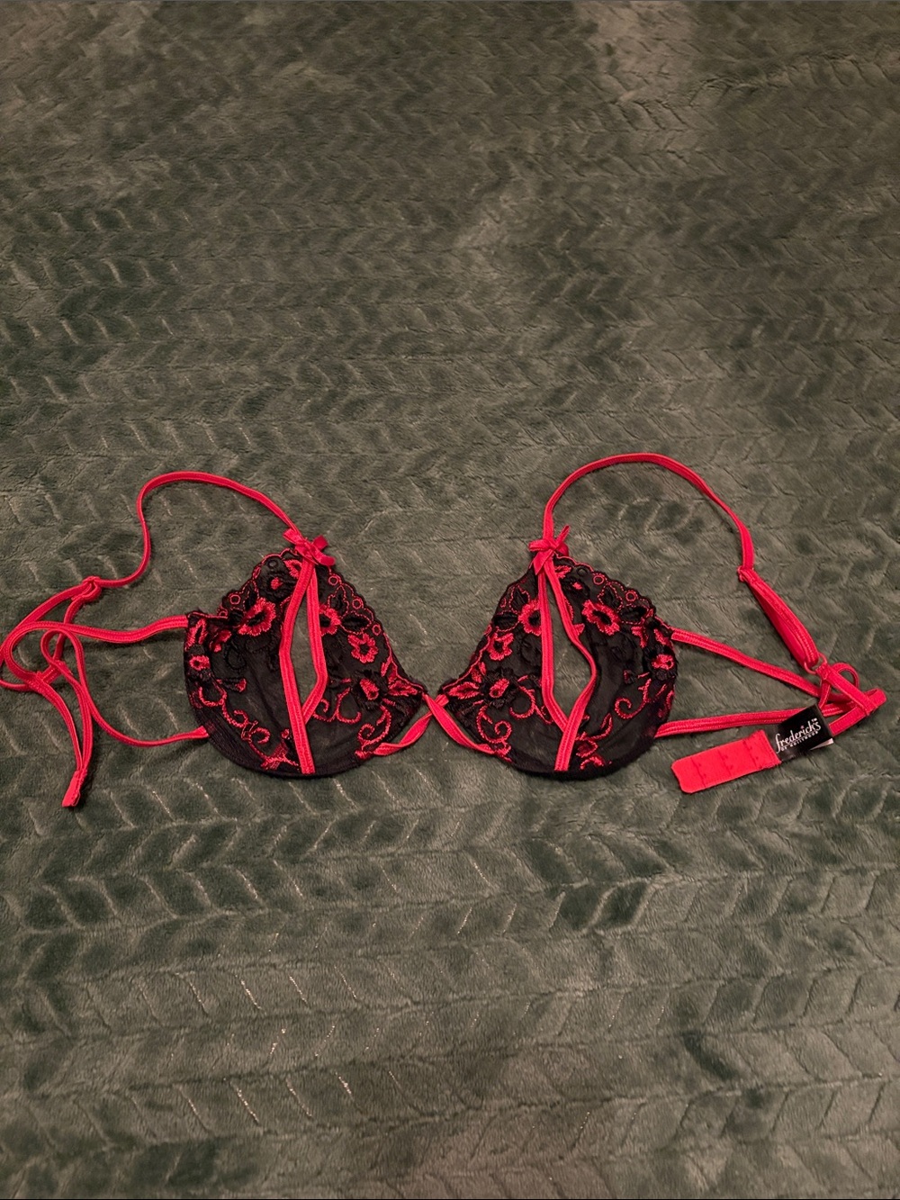 Frederick’s Of Hollywood Red Black Floral Embroidered Peek A Boo Bra Size 32